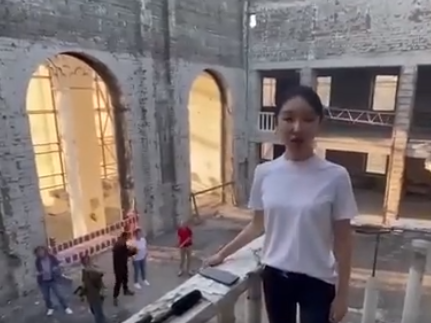 Chinese opera singer adds insult to injury by performing a Russian song at the ruins of Mariupol Theater