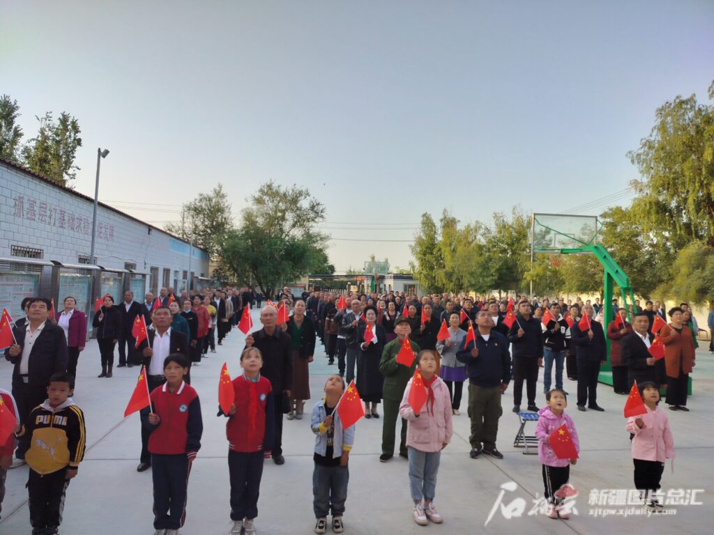 Uyghur residents, along with Party members, in Korla City participated in the flag-raising ceremony.
