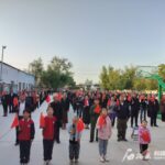 Uyghur residents, along with Party members, in Korla City participated in the flag-raising ceremony.