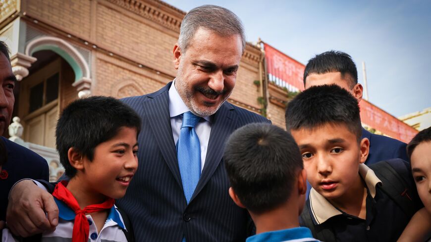Hakan Fidan, Turkish FM talks to Uyghur children in Kashgar.TRT Haber