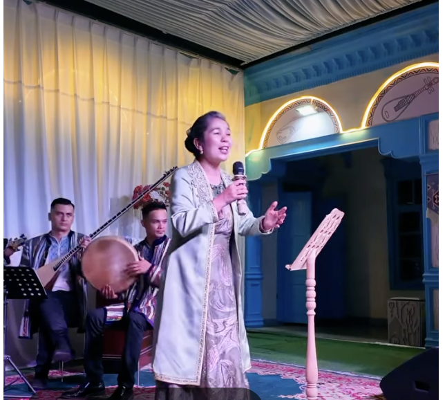 Senuber Tursun Forced to Incorporate Chinese Content into Uyghur Folk Song
